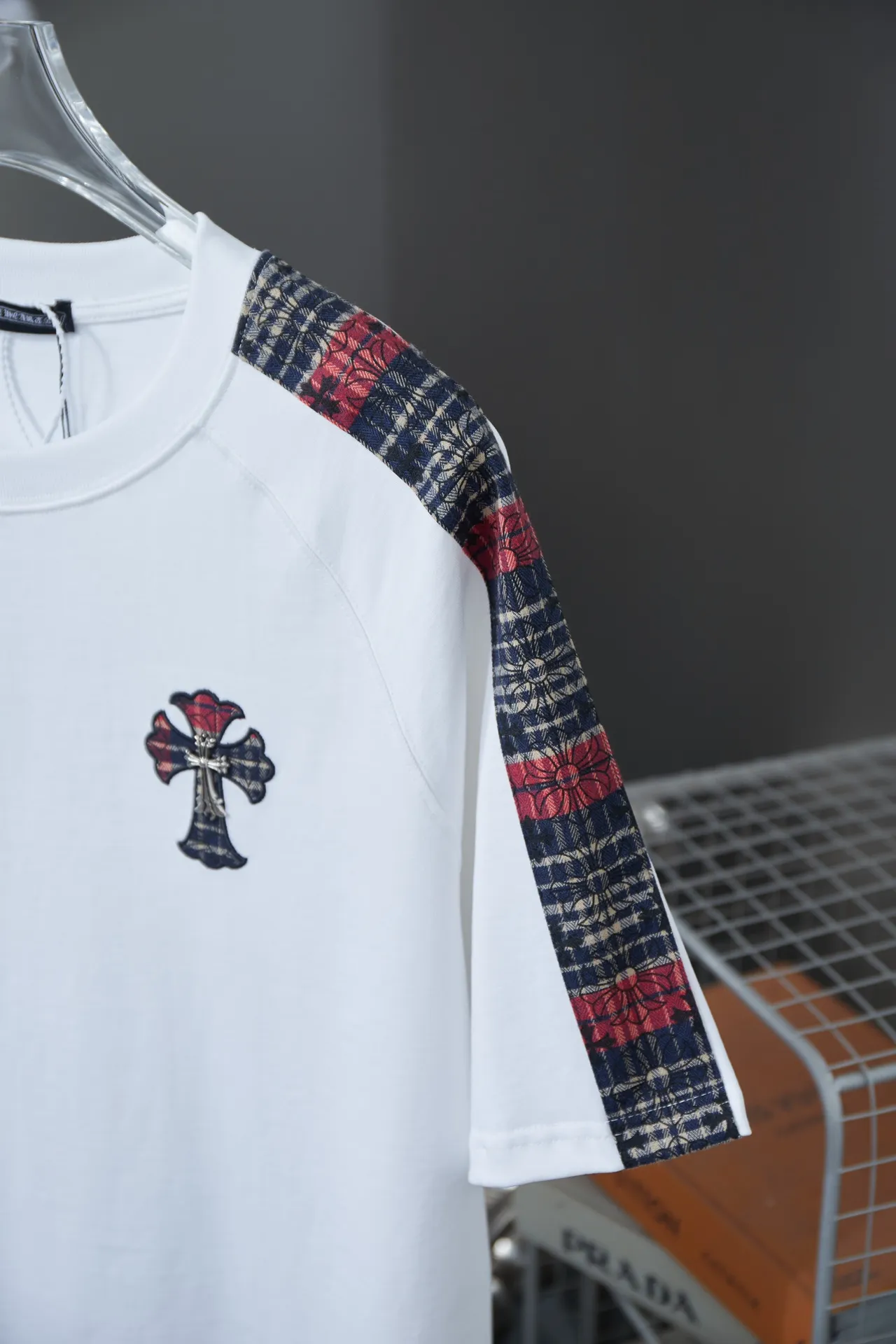🅿️190 Ch*ome Hearte 25SS Early Spring New Style Ribbon Crow Heart Cross Short Sleeves Light Luxury Essential Item for Daily Commuting for Men and Women Correct Version Welcome to Compare Detailed Features · 320g 100% pure cotton double yarn jersey fabric · Custom dyed in the same cylinder, special thickened 32 count double-ply 1X1 thread · Raglan sleeves spliced with Crow Heart webbing design. Chest embroidered patchwork Crow heart canvas➕Hand-stitched hardware accessories · Double-needle stitching across seams · Original main mark, washed tag, branded moisture-proof paper packaging Color: black/white Size: S/M/L/XL